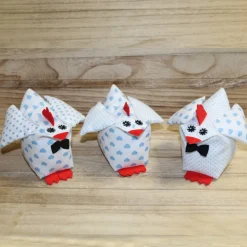 Hühner Deko Happy Easter Trio – Stoffhühner in Weiß und Hellblau mit Punkten – Osterdeko für Tisch und Mobile