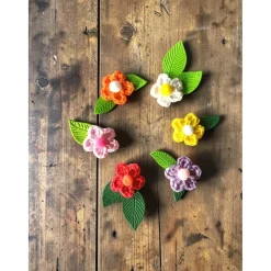 Häkelblüten & Marienkäfer Streudeko Set – Handgemachte Frühlingsdeko, 12-tlg., Blumen, Biene, Ostern