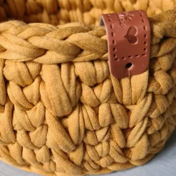 Häkelkörbchen, Osternest aus goldgelbem Textilgarn gehäkelt