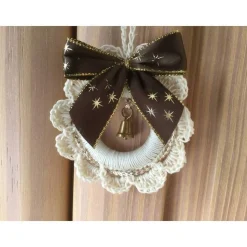 Häkelkränzchen weihnachtlich dekoriert in beige mit brauner Schleife von Hobbyhaus