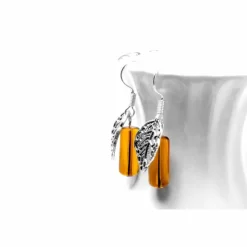 Hängeohrringe Herbstfarben mit Blatt . Ohrrringe zum Herbstoutfit . Glasperlen Farbwahl Orange Grün Ocker . Schmuck für den Herbst