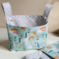 Hängeutensilo EINHORN BLAU Aufbewahrung für Bett Hochstuhl Kinderzimmer aus Baumwolle genäht Fabelwesen Punkte Geschenk