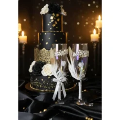 Hochzeits-Champagnergläser „Love Sparkle“ – Handverzierte Sektgläser mit Perlen, AB-Schimmer & Federn im Brautpaar-Look