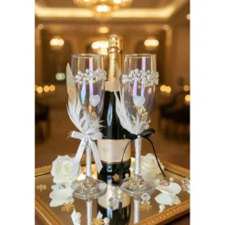 Hochzeits-Champagnergläser „Love Sparkle“ – Handverzierte Sektgläser mit Perlen, AB-Schimmer & Federn im Brautpaar-Look