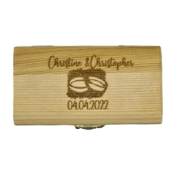 Hochzeitsgeschenk -  kleine, personalisierte Holzkiste mit Gravur von Namen und Datum