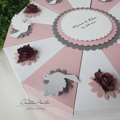 Hochzeitsgeschenk - Schachteltorte mit Röschen & Tauben zur Hochzeit in ALTROSA-WEISS-BROMBEERE