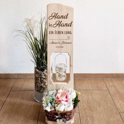Hochzeitsgeschenk Holzschild Hand in Hand ein Leben lang personalisiert mit Namen und Datum