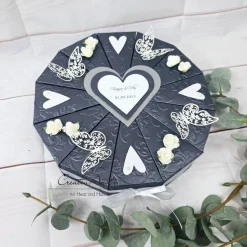 Hochzeitsgeschenk mit Röschen & Herzen zur Hochzeit in DUNKELBLAU-METALLIC-WEISS - Geschenk zur Standesamtlichen Hochzei