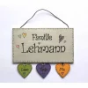 Hochzeitsgeschenk personalisiert – Türschild Familie aus Holz mit Namen & Herzanhängern, individuelles Haustürschild handgemalt und wetterfest