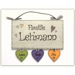 Hochzeitsgeschenk personalisiert – Türschild Familie aus Holz mit Namen & Herzanhängern, individuelles Haustürschild handgemalt und wetterfest