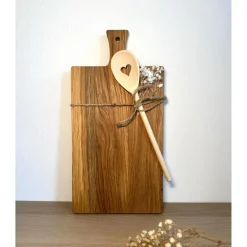 Hochzeitsgeschenk Schneidebrett aus Eiche mit Griff & Kochlöffel – personalisiert für Hochzeit, Einzug & Paare