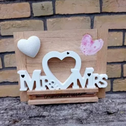 Hochzeitsgeschenk Schriftzug Mr. & Mrs. aus Raysin für Geldgeschenk mit Herzen