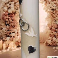 Hochzeitskerze elfenbein mit silbernen Tauben und Herzen, personalisierbar mit Namen und Datum, perfekte Hochzeitsdeko
