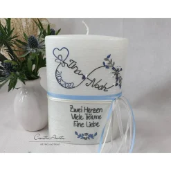 Hochzeitskerze in Perlmutt-Weiß - oval - mit Unendlichkeitszeichen, Herzen und Blättern in grau-blau-weiß - personalisie