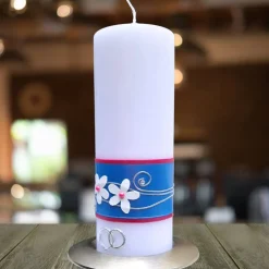 Hochzeitskerze mit blauem Band, weißen Blumen und silbernen Ringen, personalisierbar, stilvolle Hochzeitsdeko