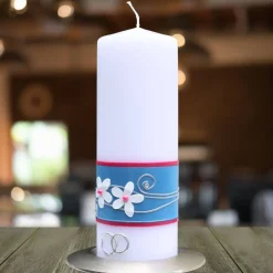 Hochzeitskerze mit blauem Band, weißen Blumen und silbernen Ringen, personalisierbar, stilvolle Hochzeitsdeko