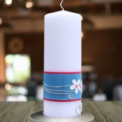 Hochzeitskerze mit blauem Band, weißen Blumen und silbernen Ringen, personalisierbar, stilvolle Hochzeitsdeko
