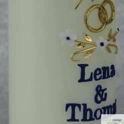 Hochzeitskerze mit Enzian-Kreuz, personalisierbar, elfenbein mit goldenen Trauringen und Blütenranke, Hochzeitsdeko