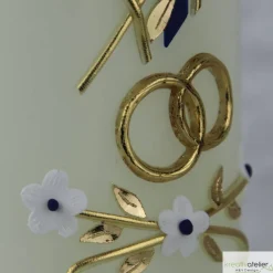 Hochzeitskerze mit Enzian-Kreuz, personalisierbar, elfenbein mit goldenen Trauringen und Blütenranke, Hochzeitsdeko