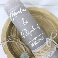 Hochzeitskerze mit/ohne Teelichteinsatz in taupe-braun mit Spitzenband, Jute und Perlen - Personalisiert