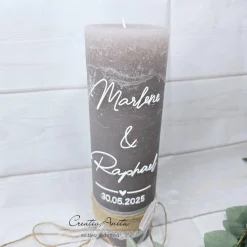 Hochzeitskerze mit/ohne Teelichteinsatz in taupe-braun mit Spitzenband, Jute und Perlen - Personalisiert
