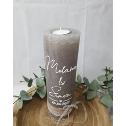 Hochzeitskerze mit/ohne Teelichteinsatz in taupe-braun mit Spitzenband, Jute und Perlen - Personalisiert