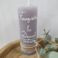 Hochzeitskerze Rustikkerze in grau mit Spitzenband, Jute und Perlen - Personalisiert mit/ohne Teelichteinsatz