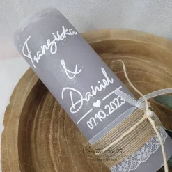 Hochzeitskerze Rustikkerze in grau mit Spitzenband, Jute und Perlen - Personalisiert mit/ohne Teelichteinsatz