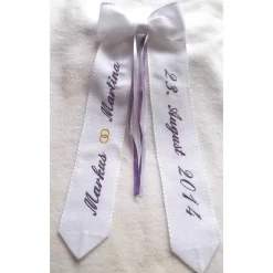 Hochzeitsschleife gestickt mit persönlichen Daten