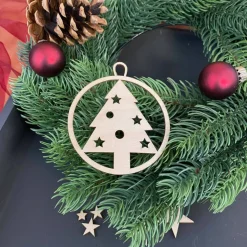 Holz Geschenkanhänger Weihnachtsbaum mit Kugeln & Sternen – Christbaumanhänger aus Birkensperrholz