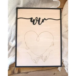 Holzbild Personalisiert mit Herz, Namen und Händen – Paarbild mit Herz zum aufstellen