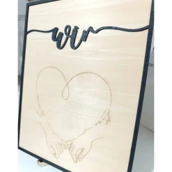 Holzbild Personalisiert mit Herz, Namen und Händen – Paarbild mit Herz zum aufstellen