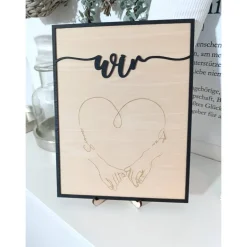 Holzbild Personalisiert mit Herz, Namen und Händen – Paarbild mit Herz zum aufstellen