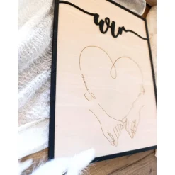 Holzbild Personalisiert mit Herz, Namen und Händen – Paarbild mit Herz zum aufstellen