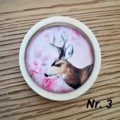 Holzbrosche mit Trachtenmotiv 