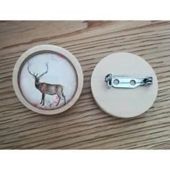 Holzbrosche mit Trachtenmotiv 