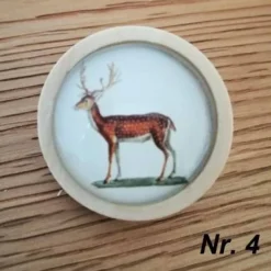 Holzbrosche mit Trachtenmotiv 