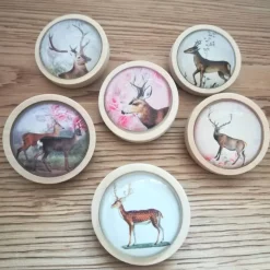 Holzbrosche mit Trachtenmotiv 