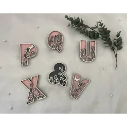 Holzbuchstaben mit floralen Details - Buchstabe, Buchstabe, Wildblume, Blume, Letter, Türschild