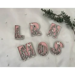 Holzbuchstaben mit floralen Details - Buchstabe, Buchstabe, Wildblume, Blume, Letter, Türschild