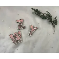 Holzbuchstaben mit floralen Details - Buchstabe, Buchstabe, Wildblume, Blume, Letter, Türschild