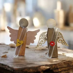Holzengel mit Reagenzglas als Gutscheinhalter oder Glücksbringer – handgefertigt mit Nanoklebeband Schutzengel