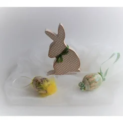 Holzhase sitzend beige mit weißen Punkten