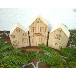 Holzhäuschen, weihnachtlich graviert, 3er-Set / Weihnachtsdorf