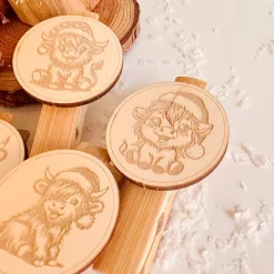 Holzklammer mit weihnachtlichen Highland-Cow Motiven, Wäscheklammer Bambus, Geschenkverpackungen, Geschenkanhänger