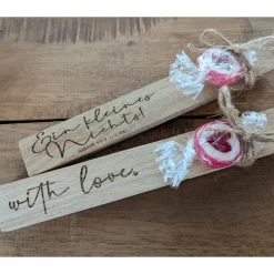 Holzklötzchen graviert mit Bonbon – Süße Geschenkidee aus Holz