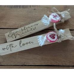 Holzklötzchen graviert mit Bonbon – Süße Geschenkidee aus Holz