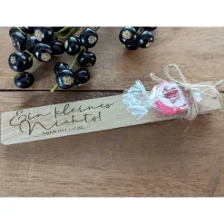 Holzklötzchen graviert mit Bonbon – Süße Geschenkidee aus Holz