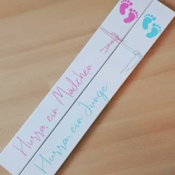 Holzlatte, Holzschild zum Anlehnen "Hurra, ein Baby" aus der Manufaktur KarLa