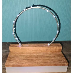 Holzpodest mit Klötzchen aus satinierten Acryl und Lichterkette - personalisierbar individuell